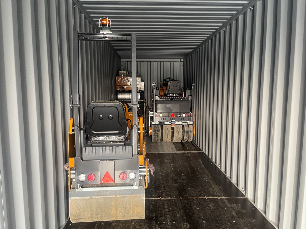 山东云顶yd2223线路检测公司8台小型座驾式压路机出口俄罗斯圣彼得堡